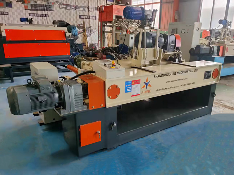 Peeling machine for plywood production