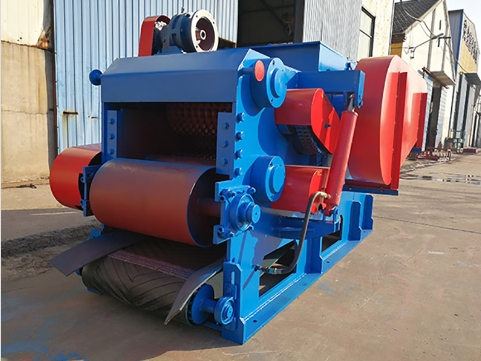 Waste wood crusher