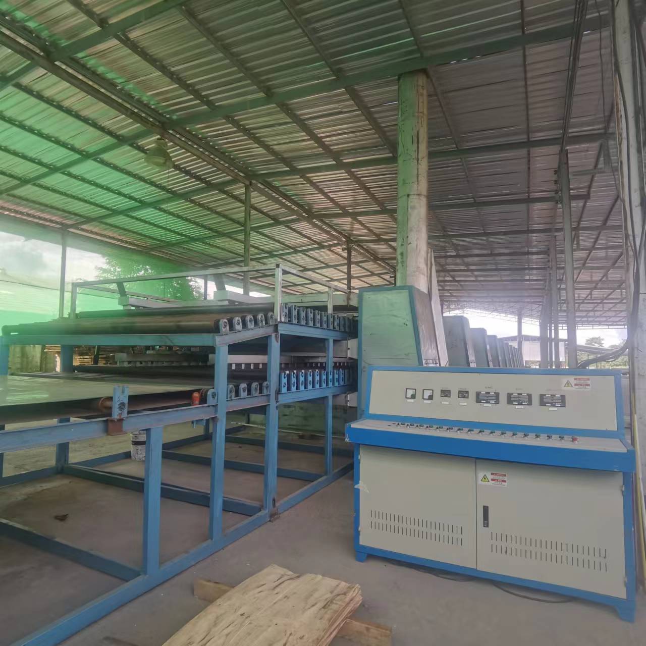 The SHINE roller dryer is designed for drying veneer The SHINE roller dryer is designed for drying veneer